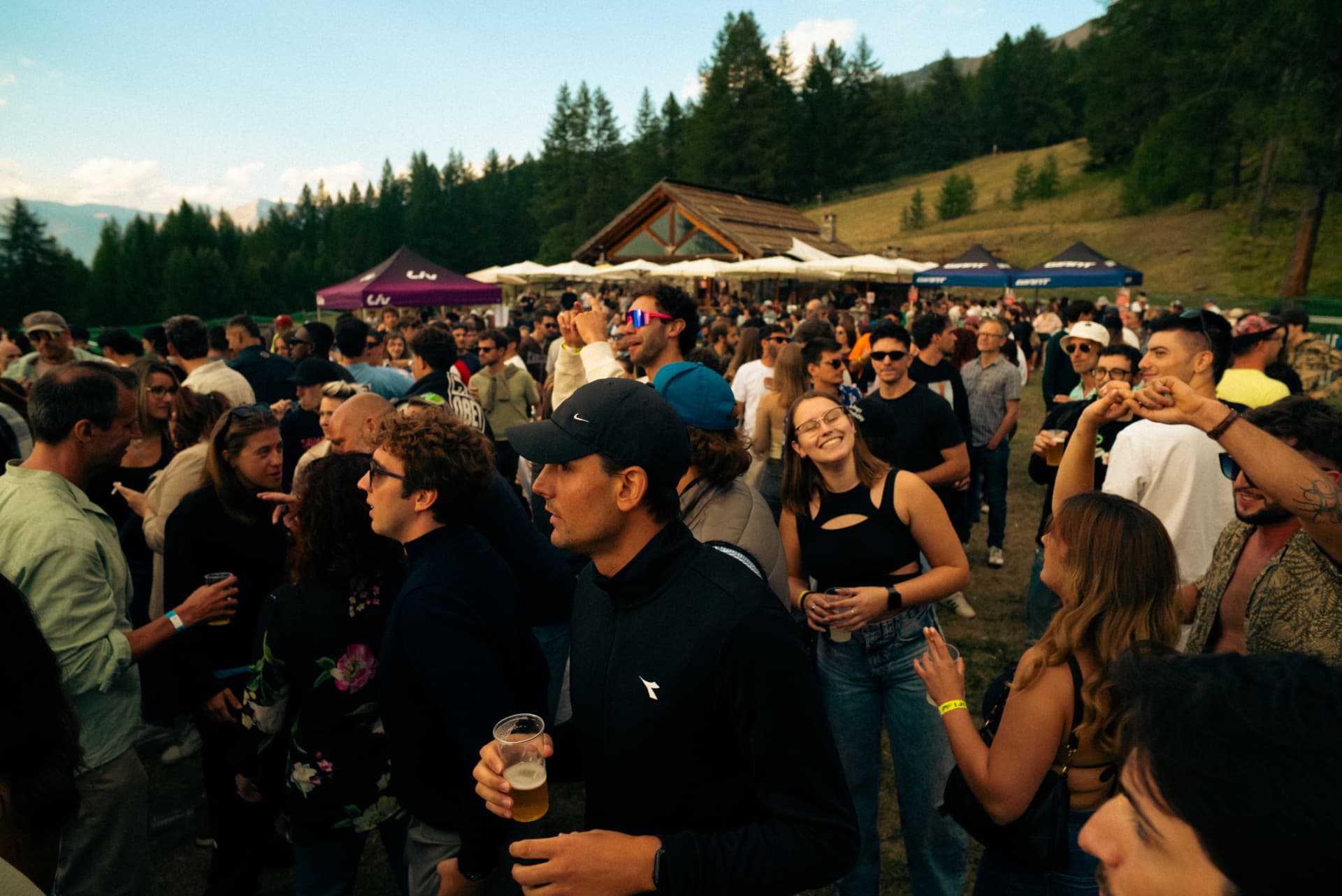 Peak Festival — folla e montagne