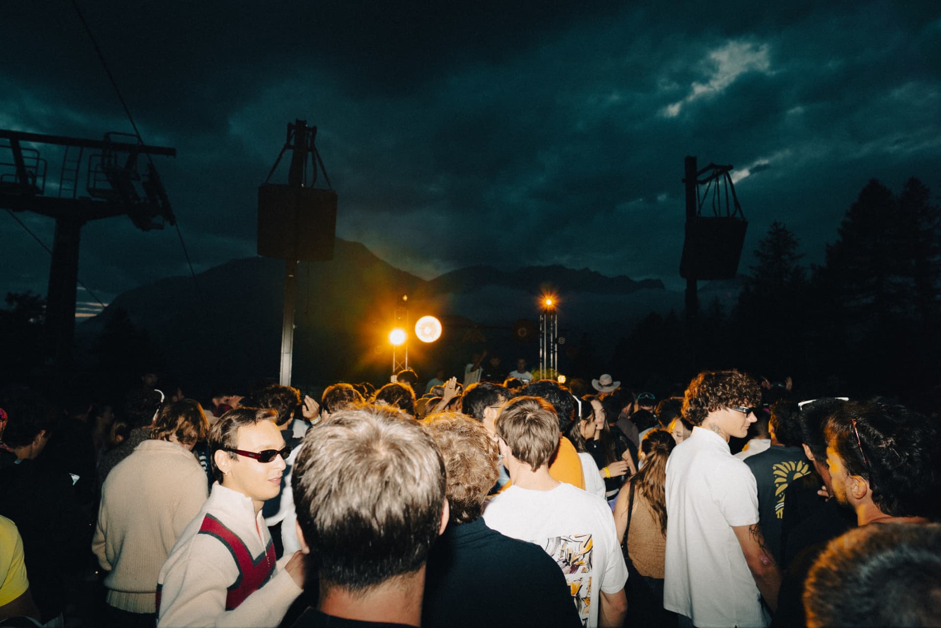Peak Festival — la folla sotto il cielo notturno