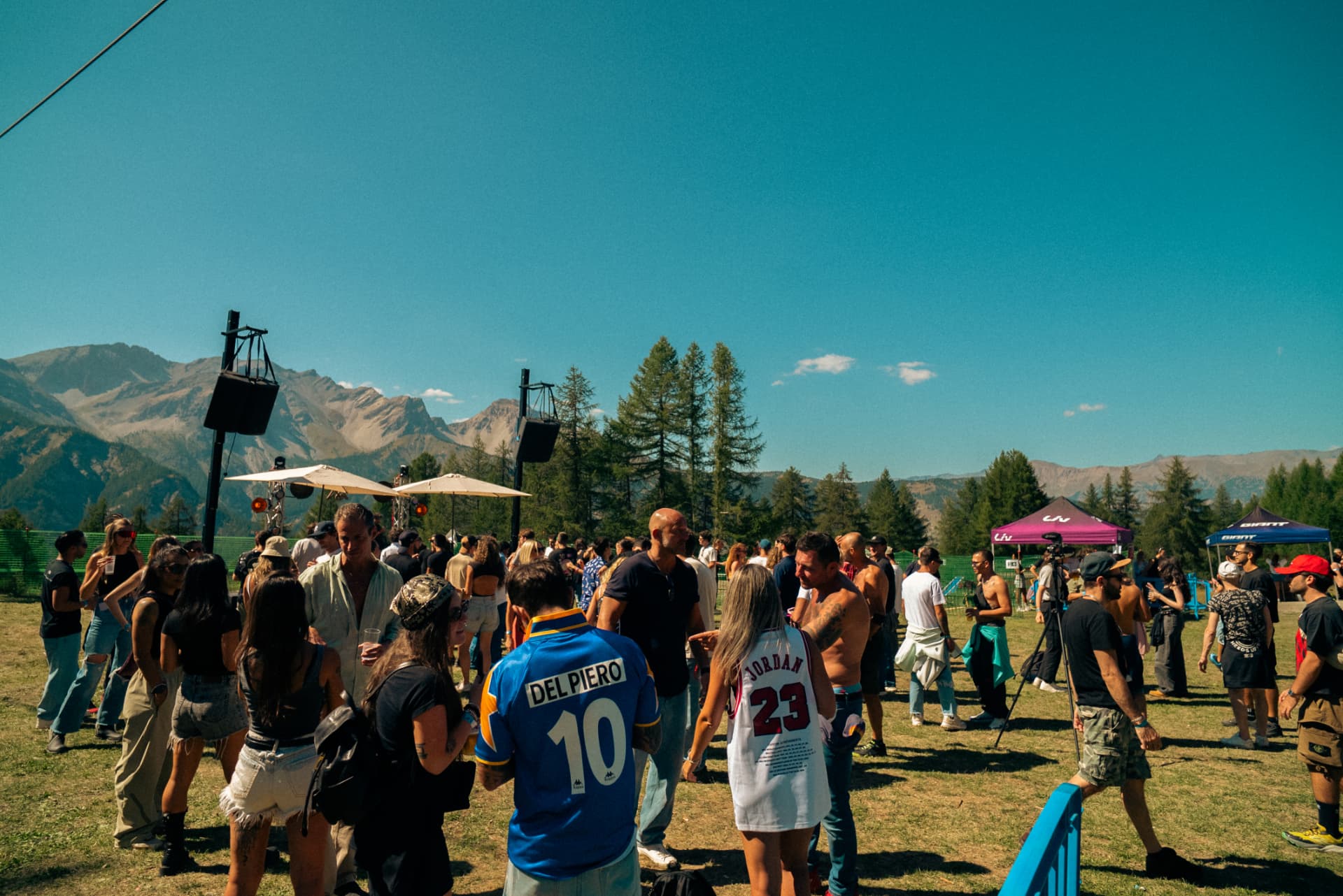 Peak Festival — folla con vista montagna