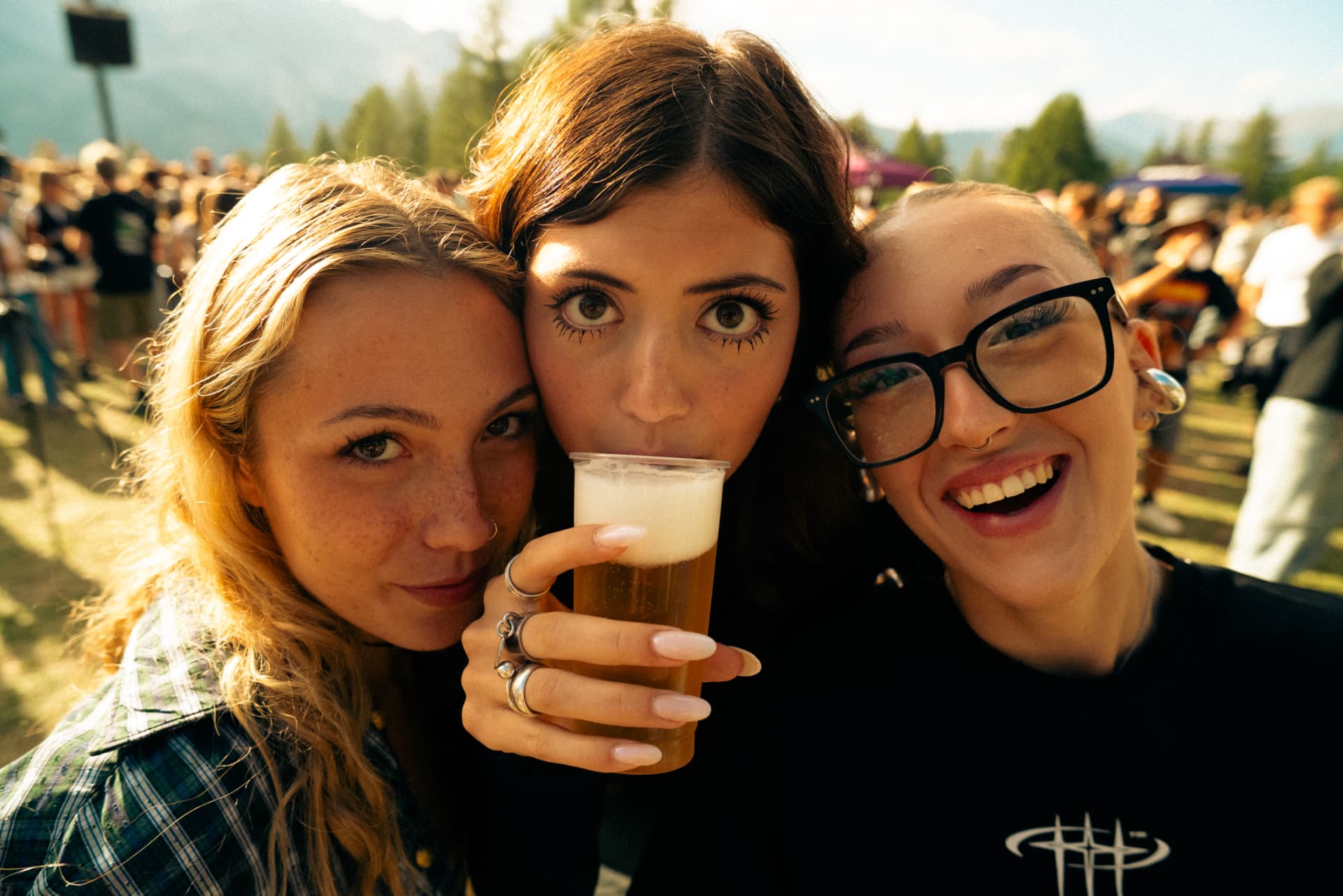 Peak Festival — amiche con birra