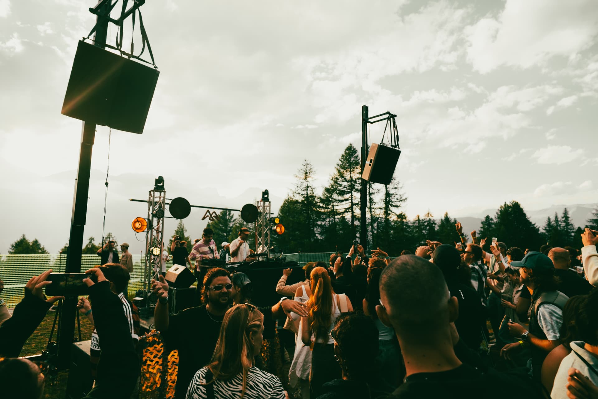 Peak Festival — DJ e folla al Chaberton Stage