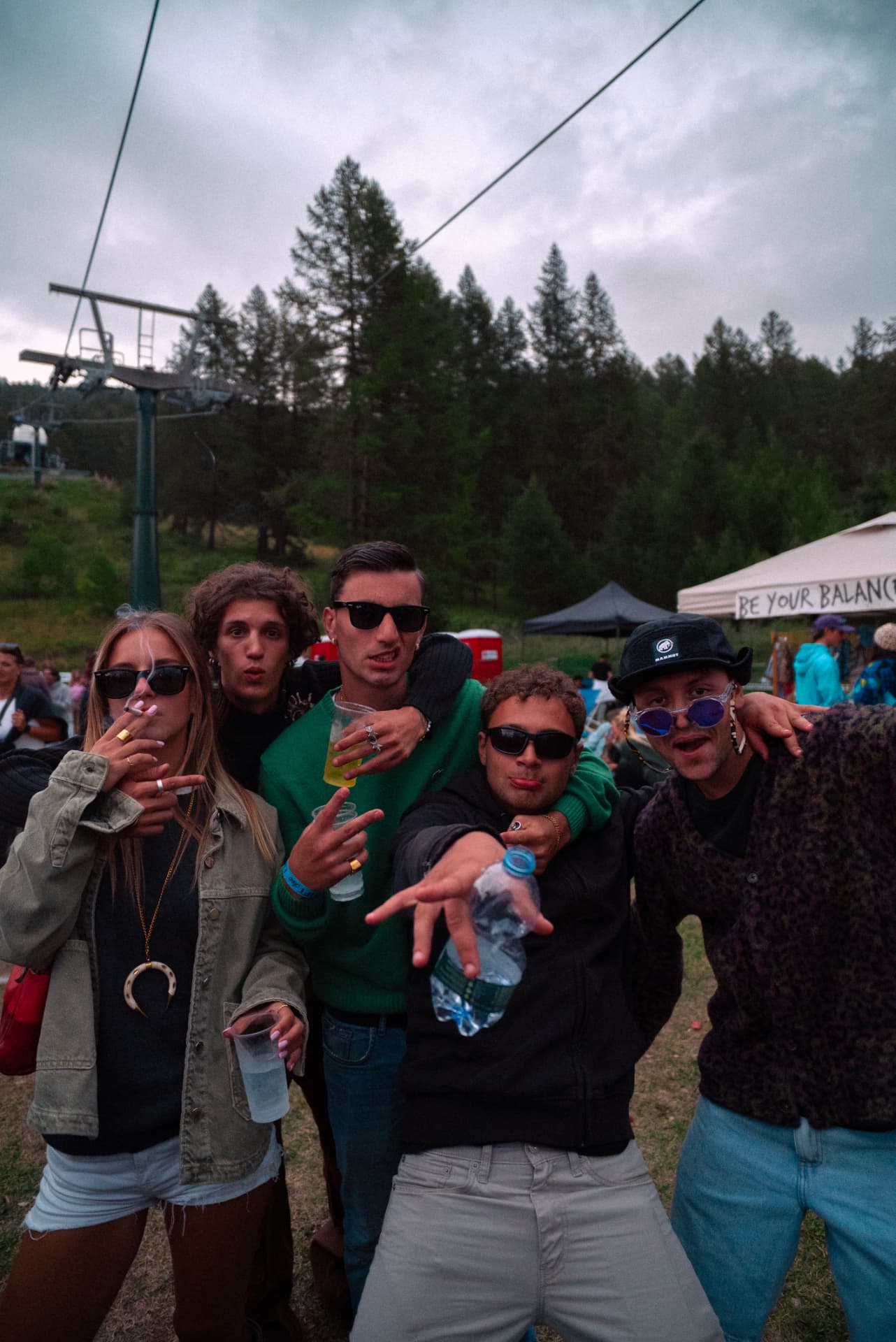 Peak Festival — cinque amici nel prato