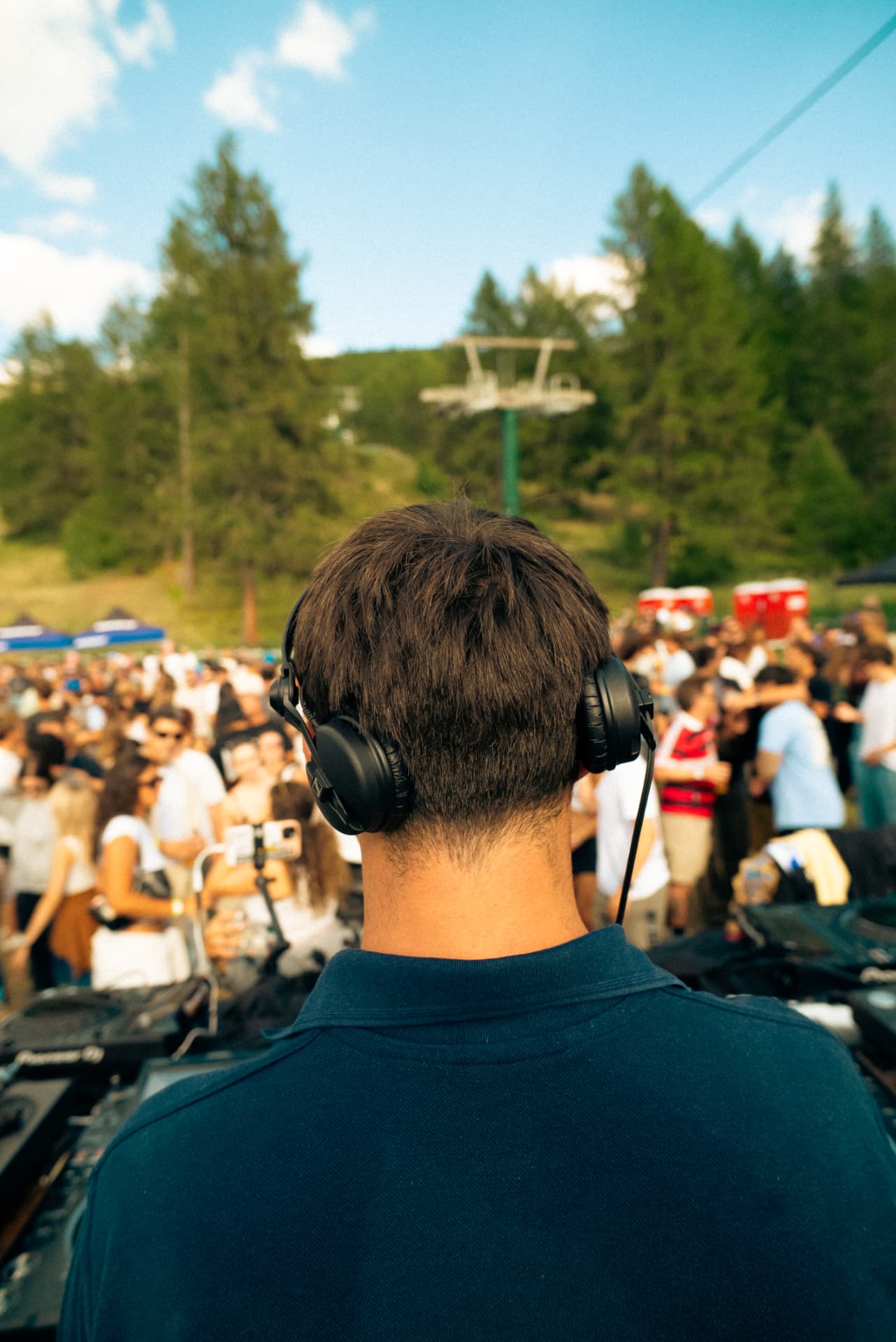 Peak Festival — DJ di spalle
