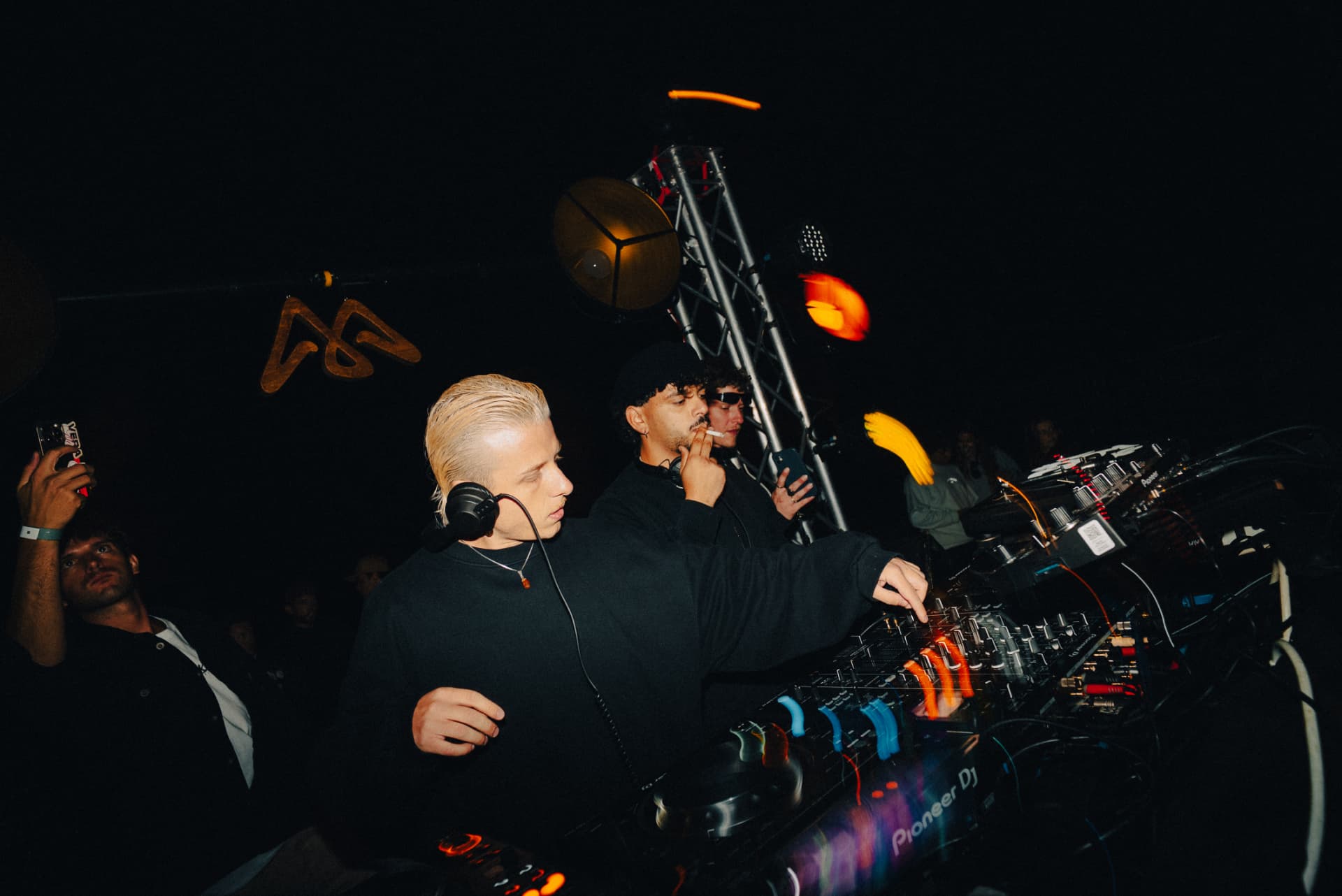Peak Festival — DJ al mixer