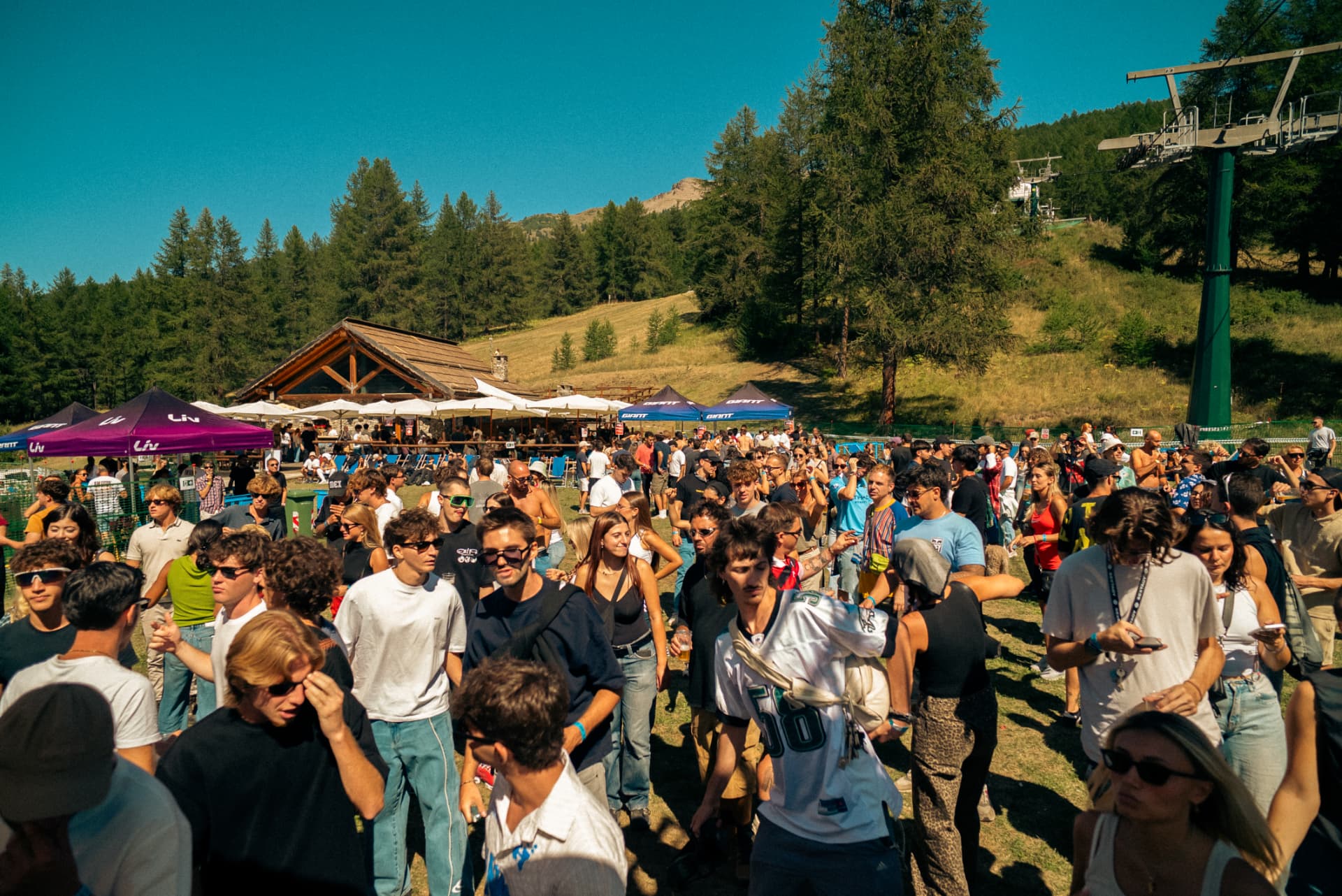 Peak Festival — folla e montagne sullo sfondo
