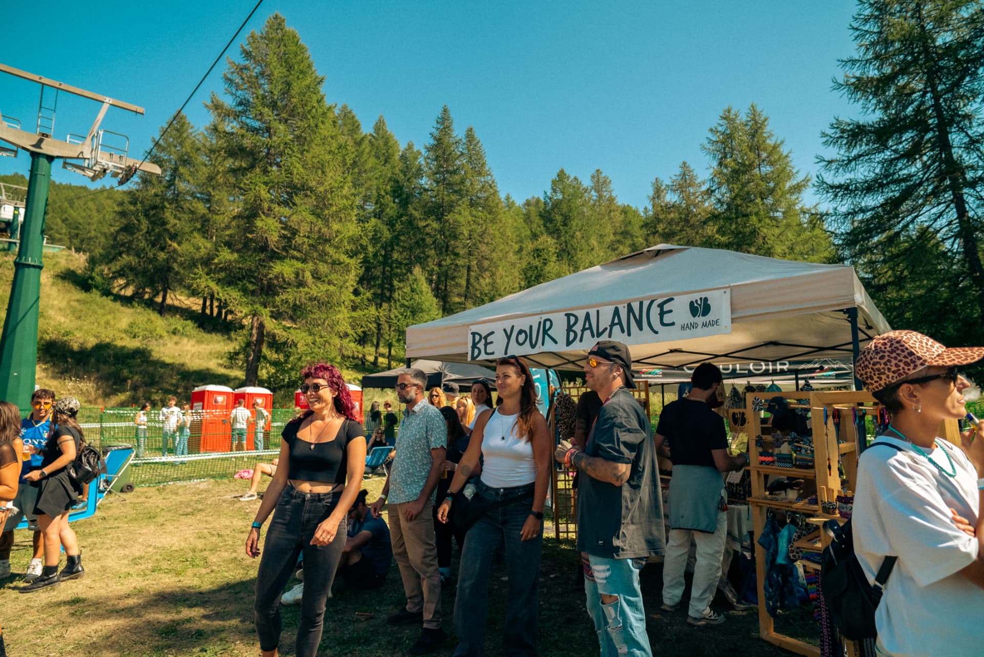 Peak Festival — stand e pubblico nell'area festival