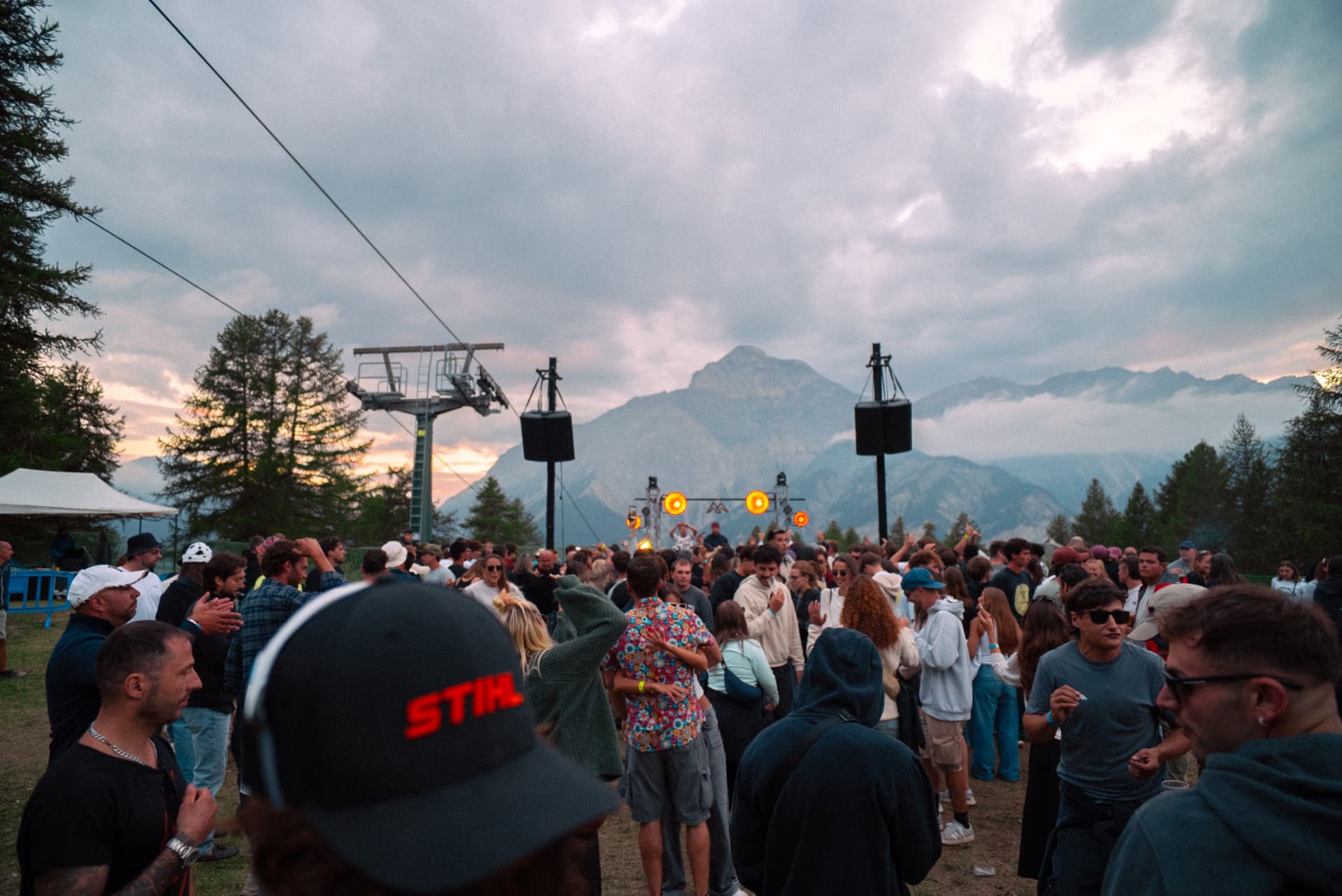 Peak Festival — folla e montagne al tramonto