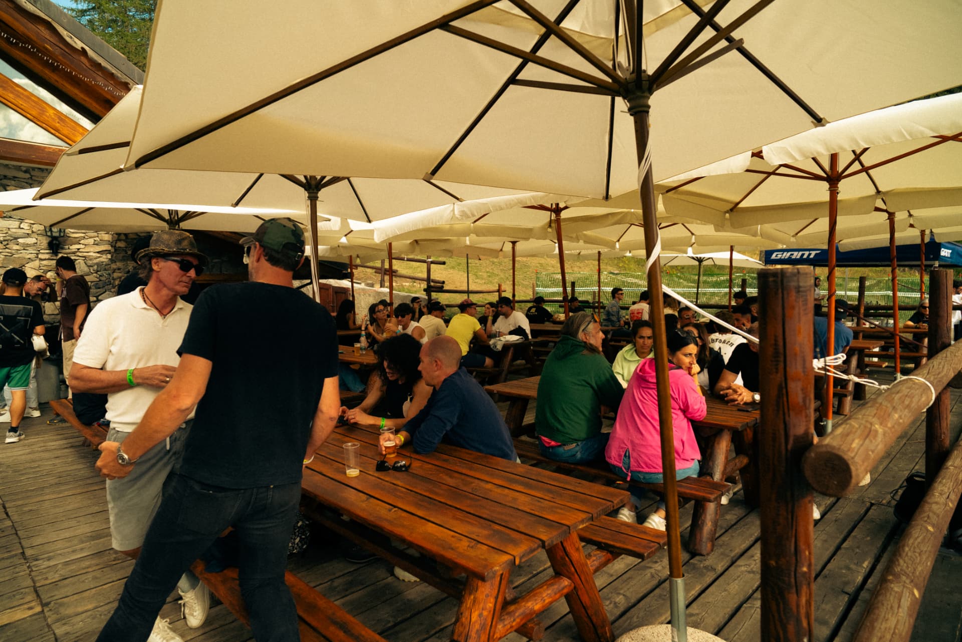 Peak Festival — area relax con ombrelloni