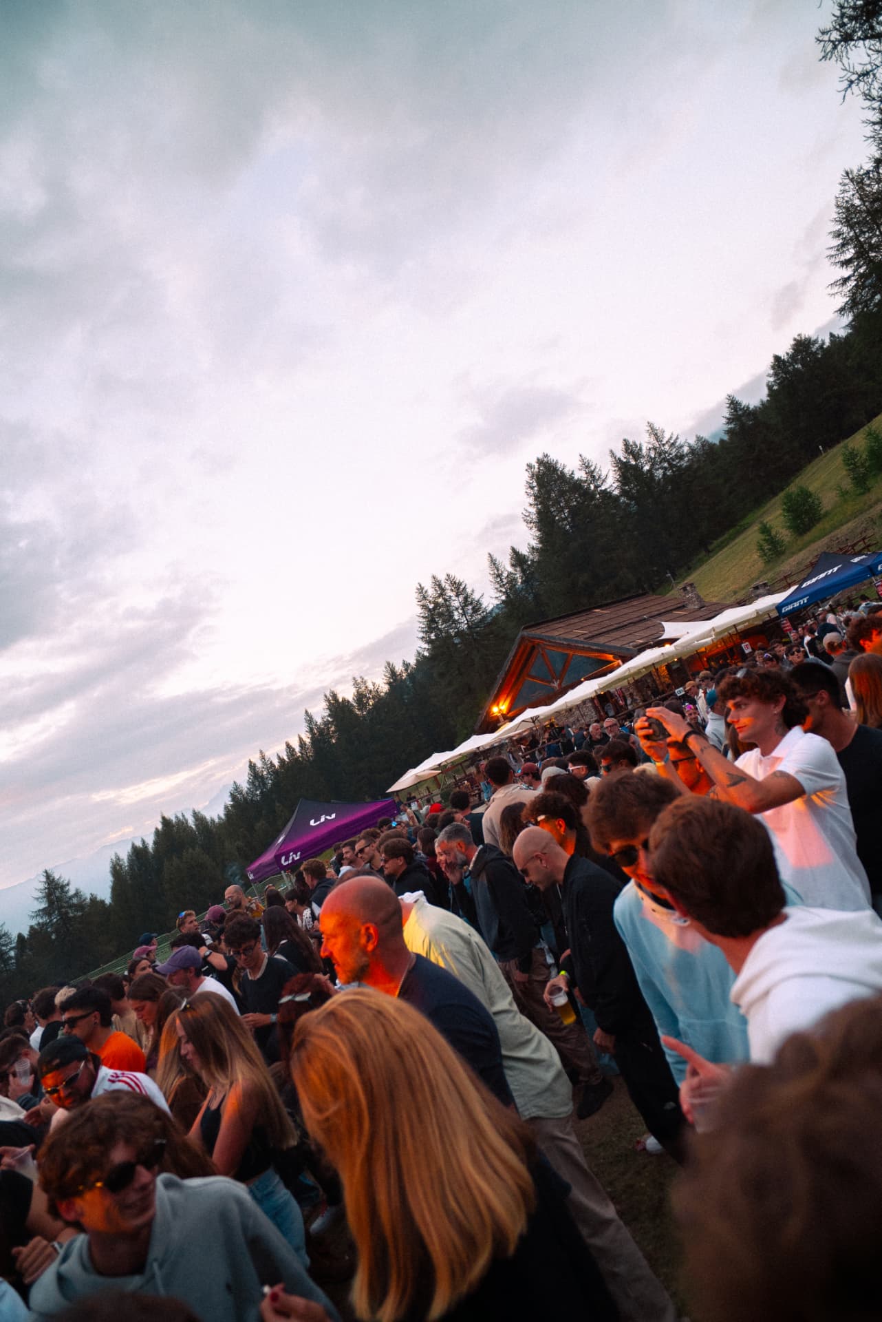 Peak Festival — folla al crepuscolo davanti a La Madia