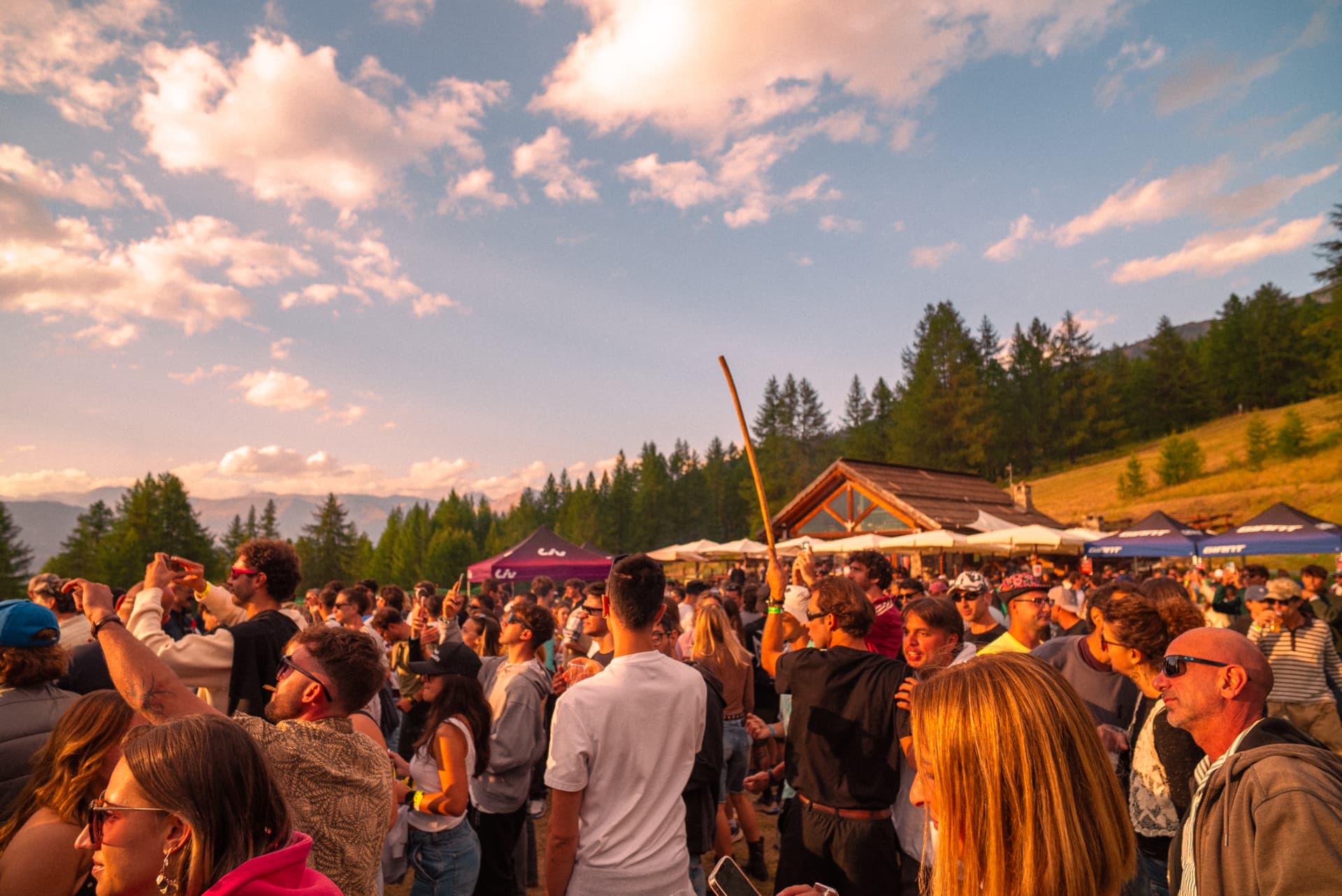 Peak Festival — folla al tramonto