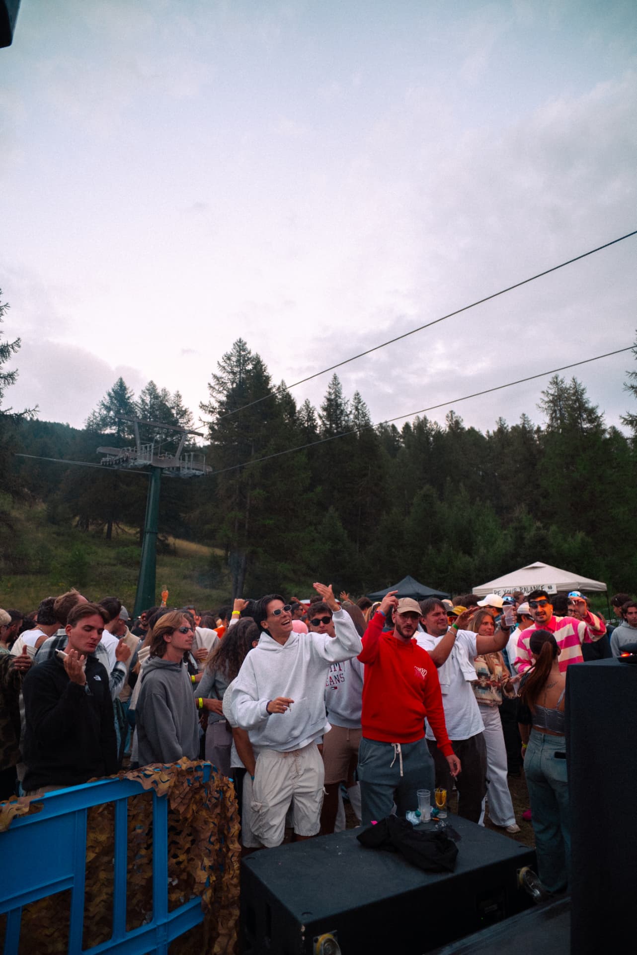Peak Festival — pubblico sotto la seggiovia