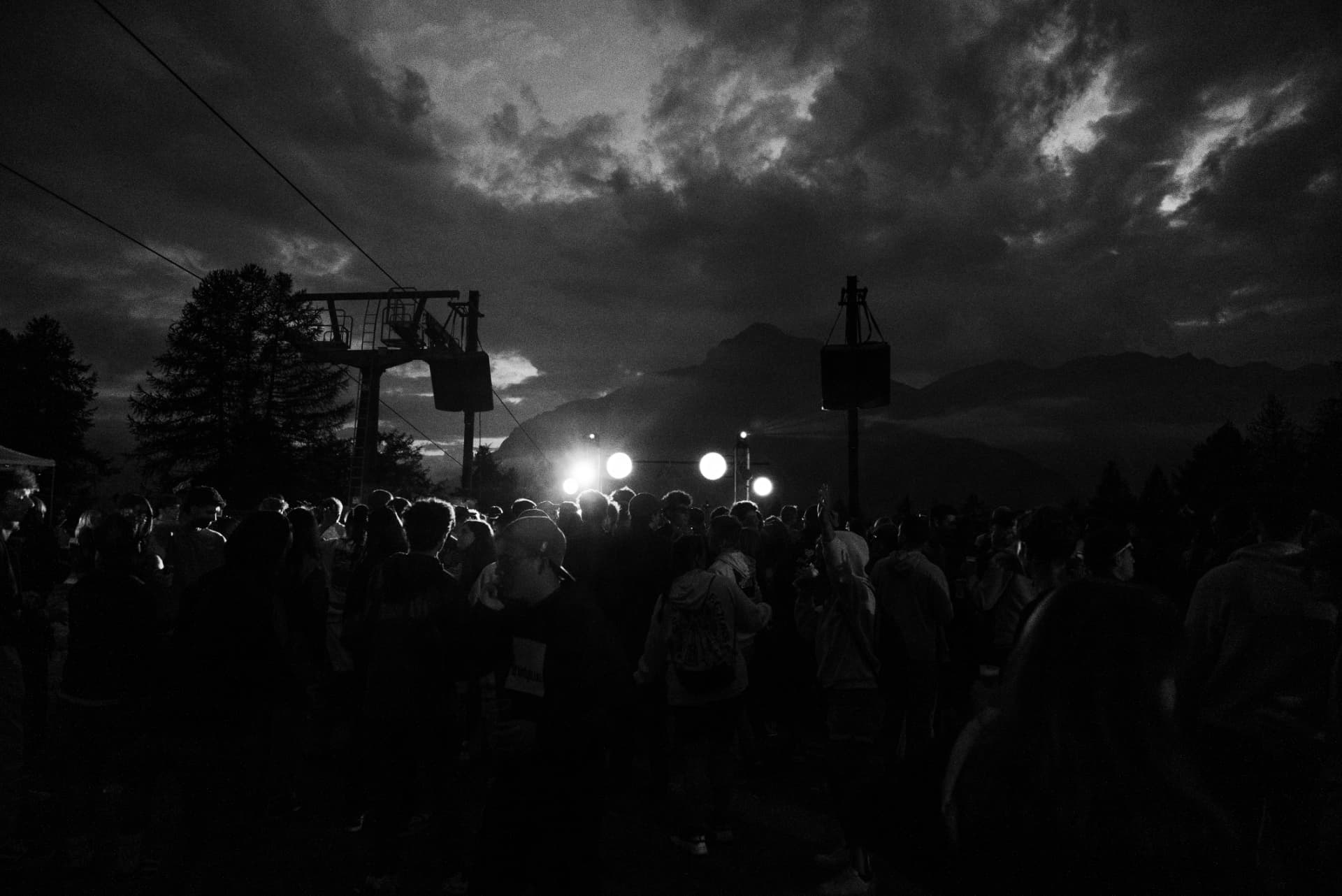 Peak Festival — tramonto sul Chaberton in bianco e nero