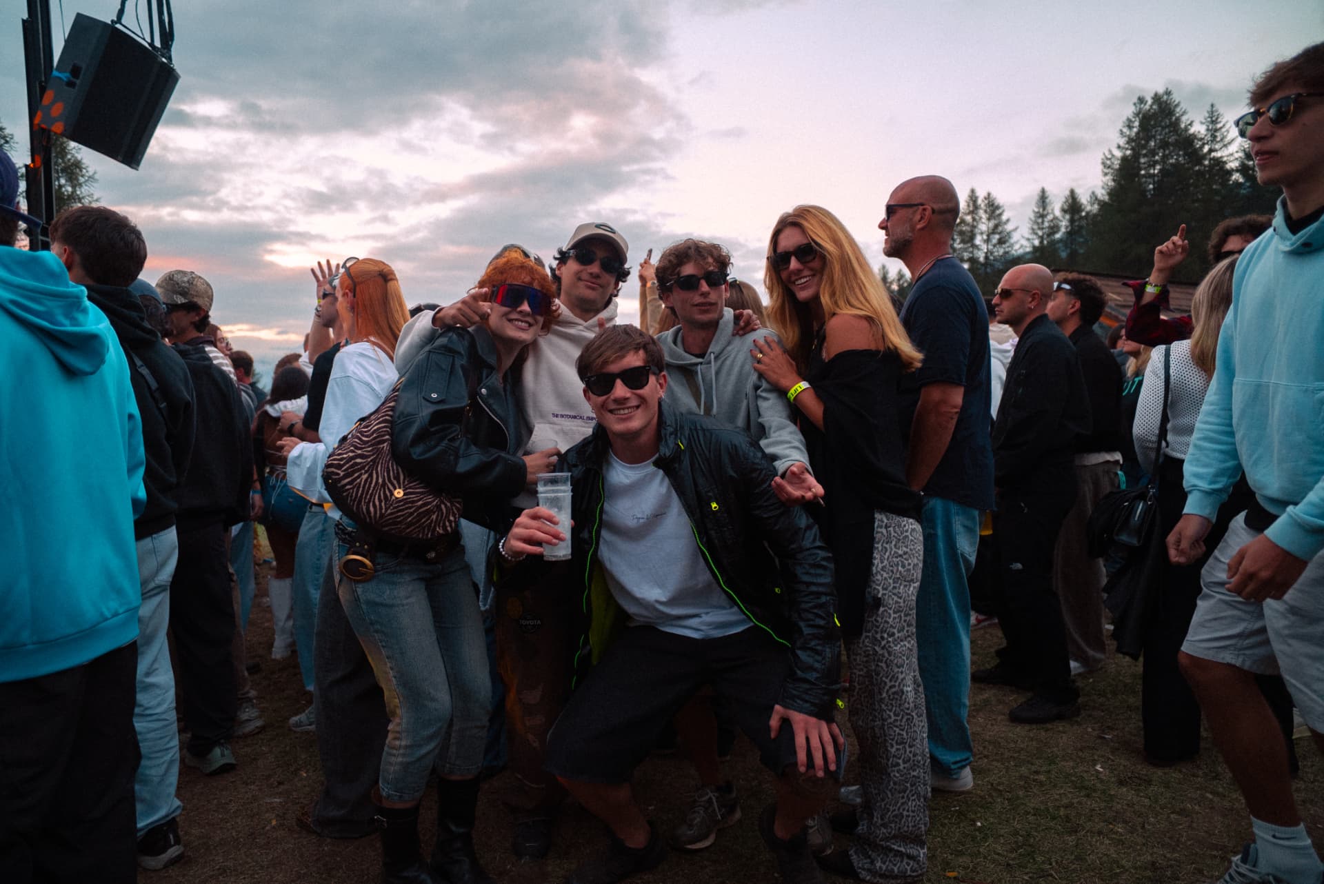 Peak Festival — gruppo di amici al tramonto