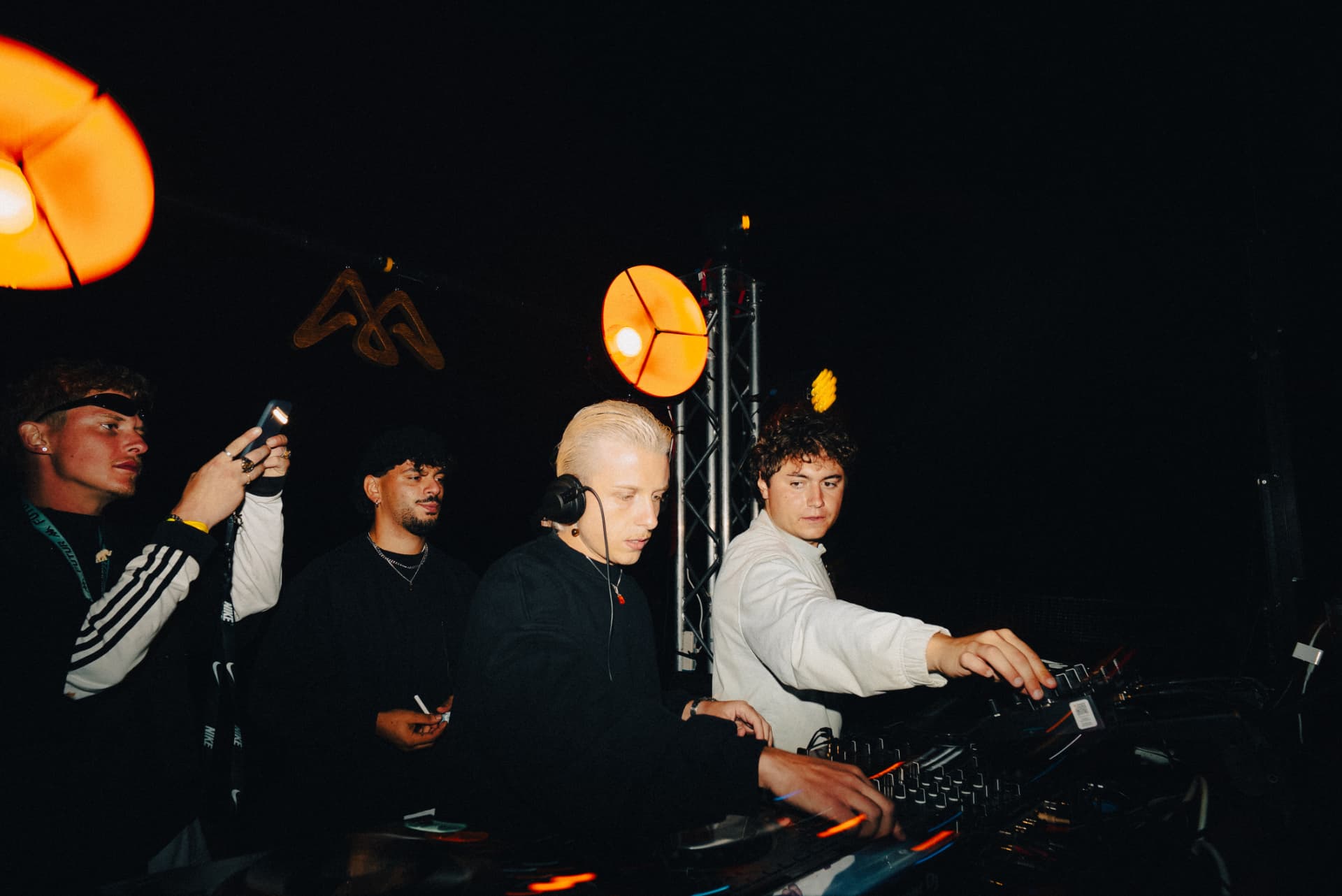 Peak Festival — DJ sotto le luci arancioni