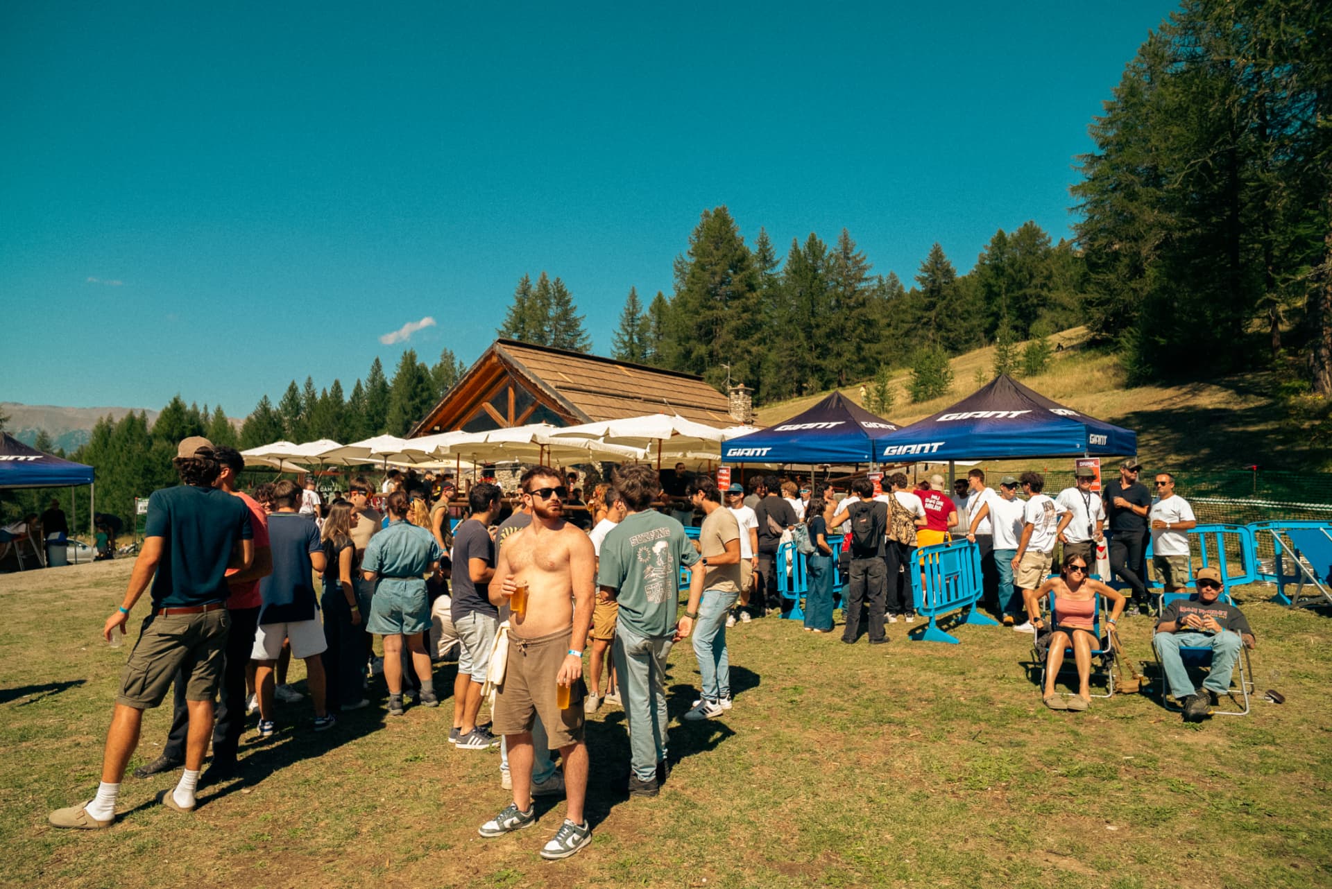 Peak Festival — pubblico e stand sotto il sole