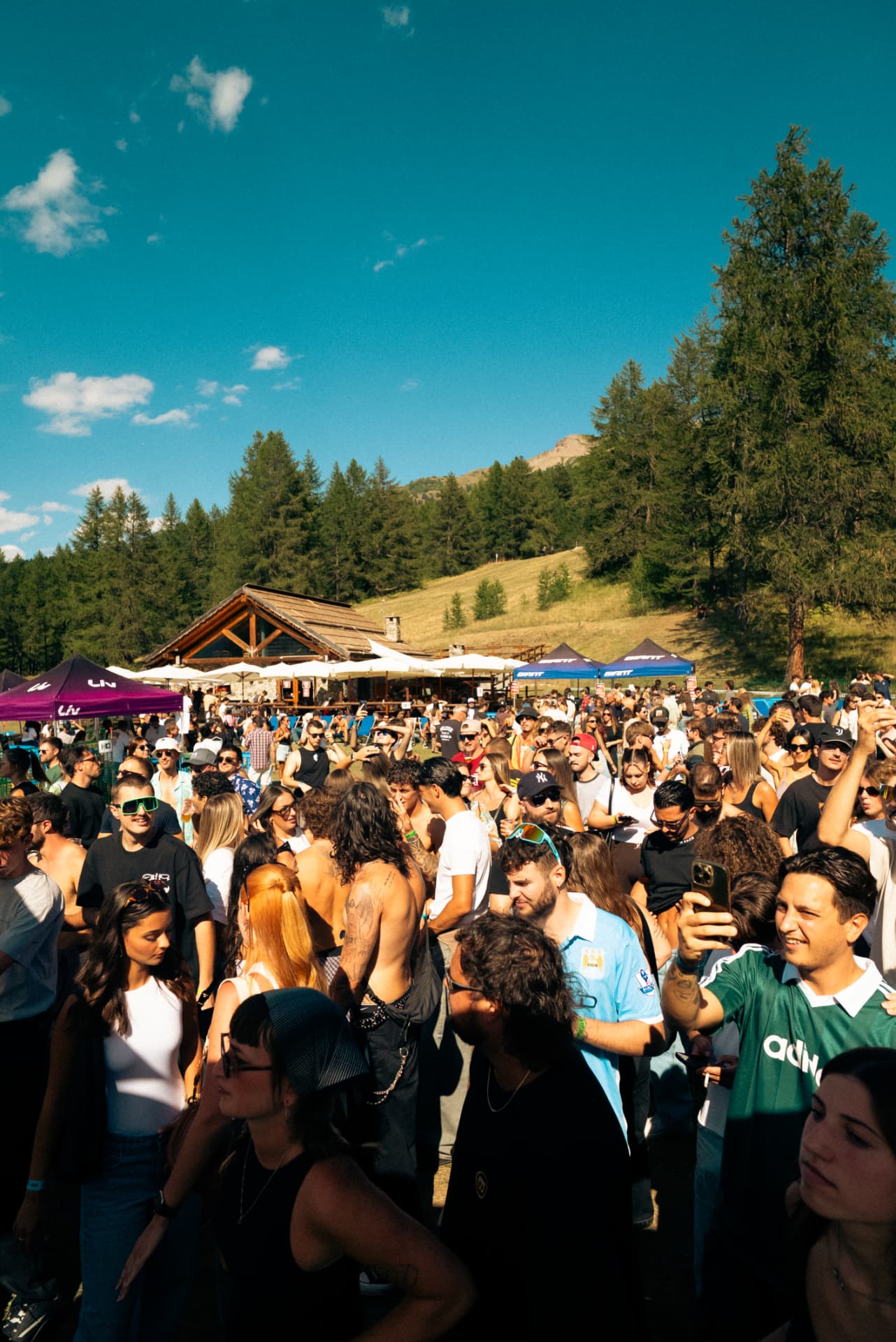 Peak Festival — la folla di giorno davanti a La Madia