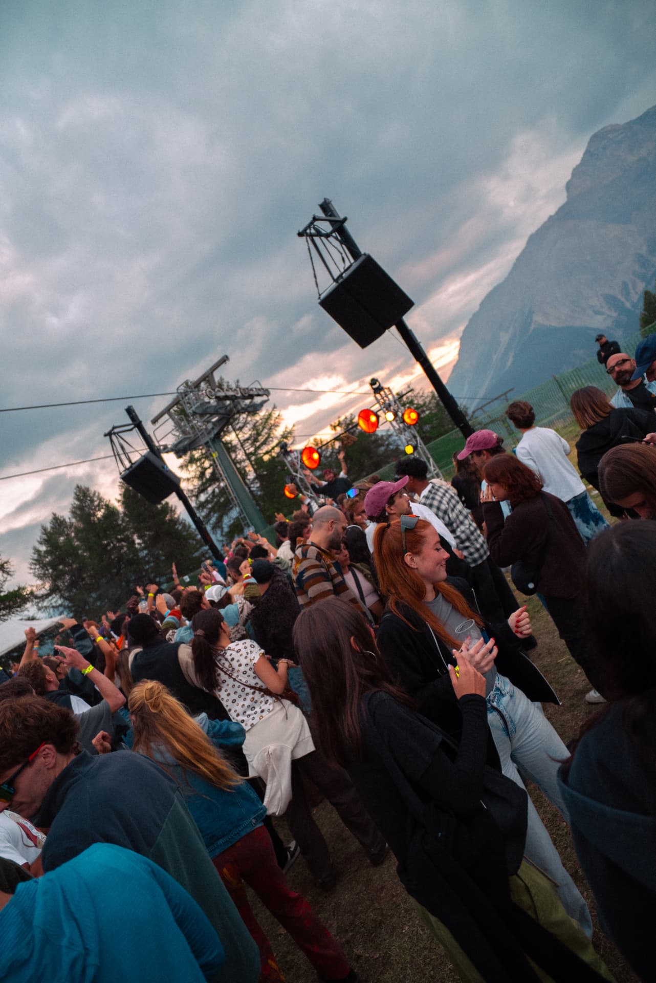Peak Festival — luci calde tra le montagne