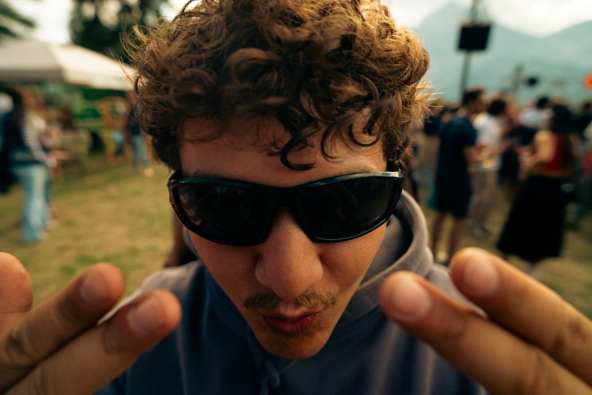 Peak Festival — primo piano con occhiali
