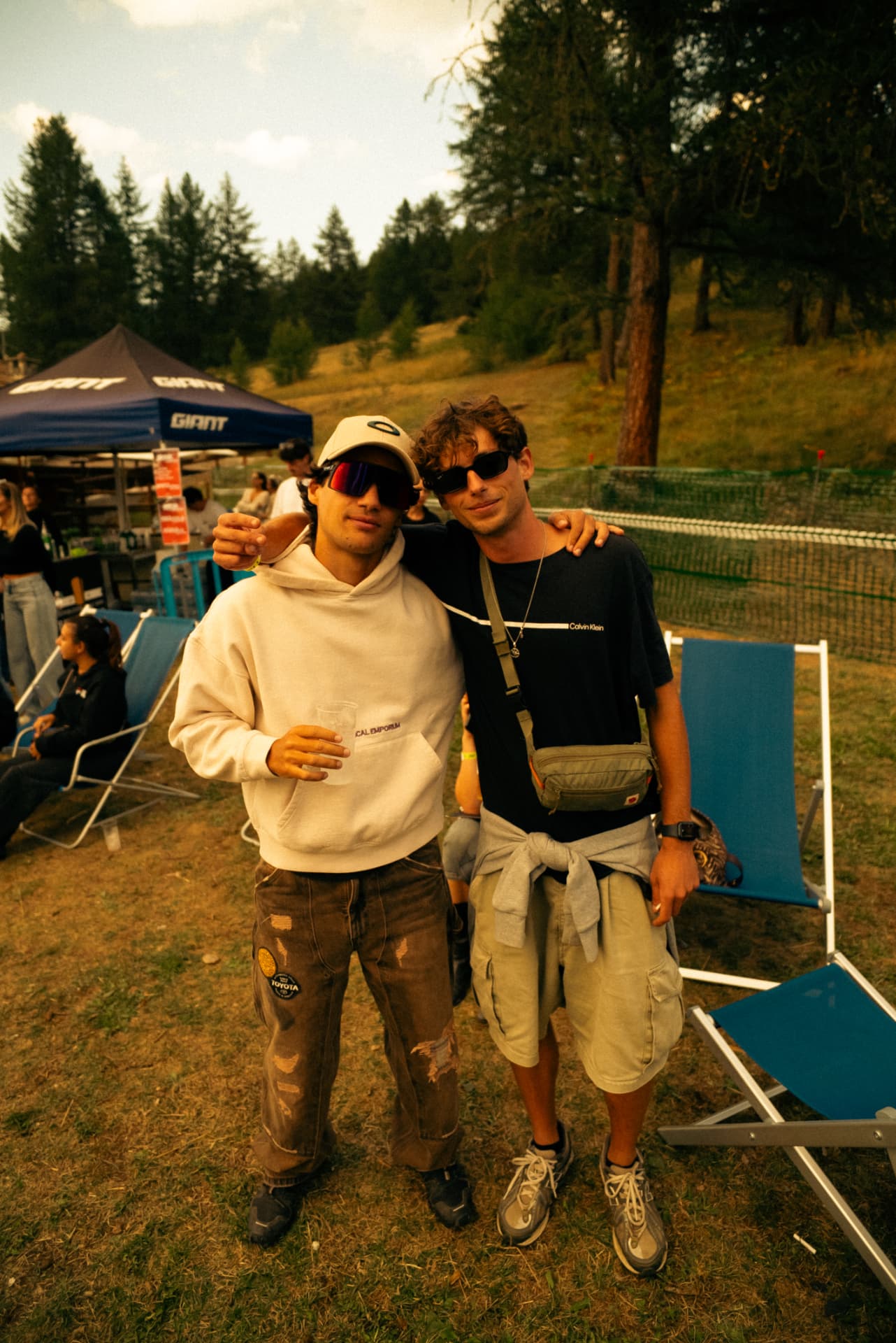 Peak Festival — amici abbracciati