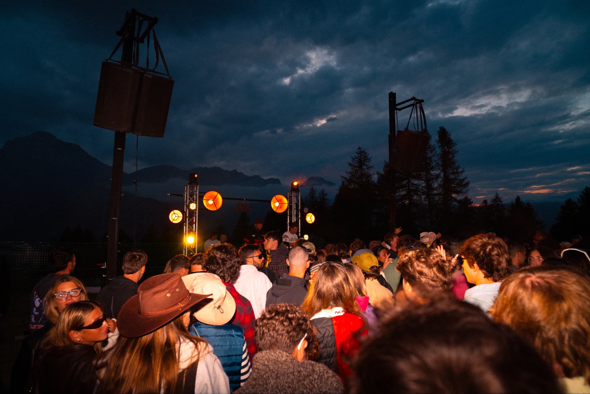 Peak Festival — il pubblico al crepuscolo