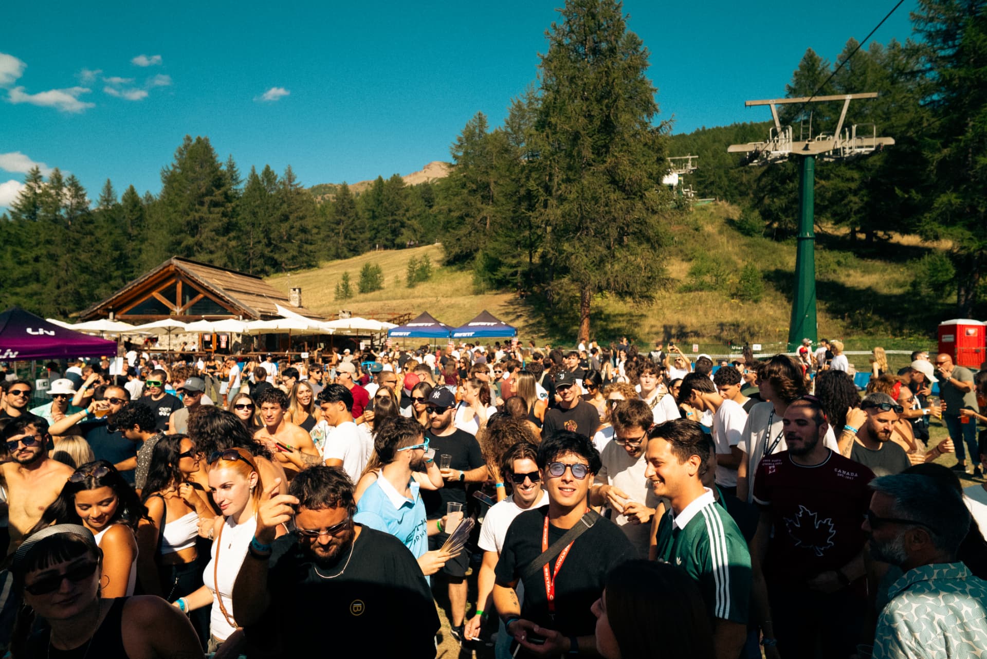 Peak Festival — pubblico e seggiovia sotto il sole