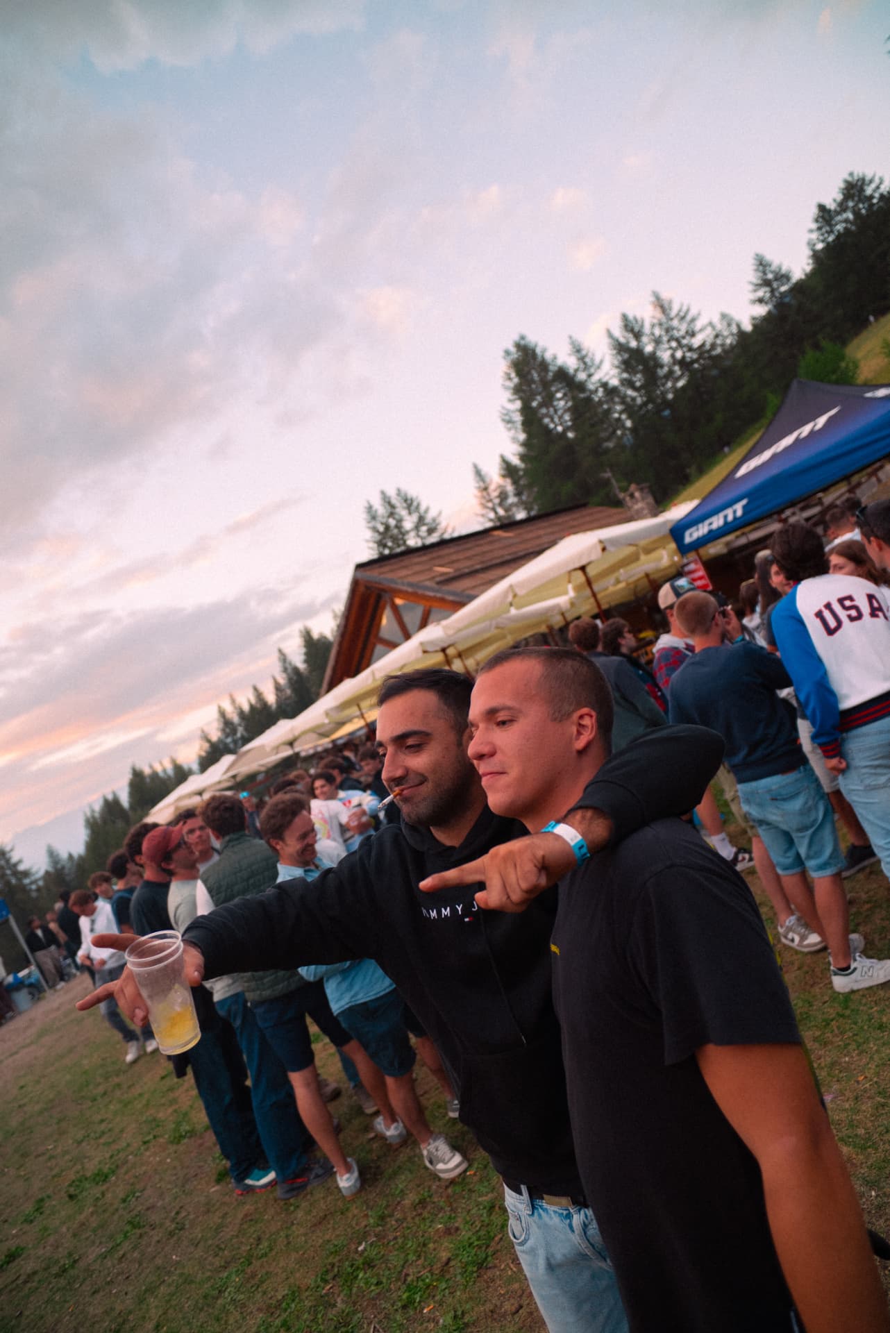 Peak Festival — due amici tra la folla