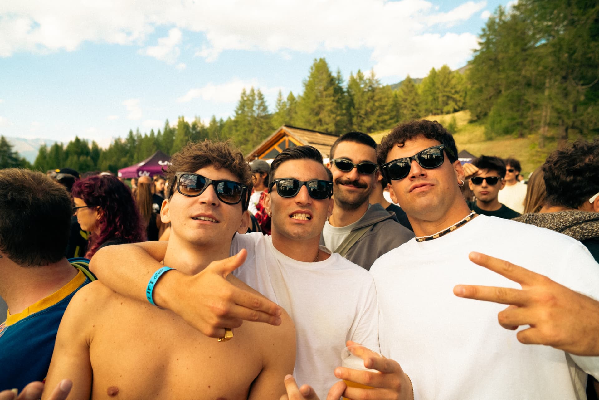 Peak Festival — gruppo di amici sorridenti