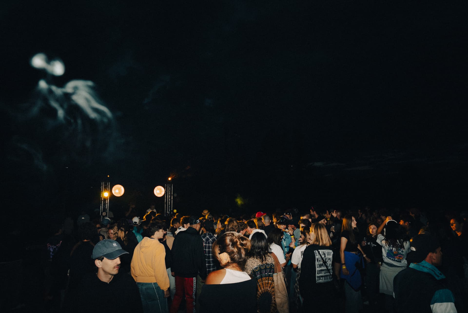Peak Festival — la folla sotto il cielo