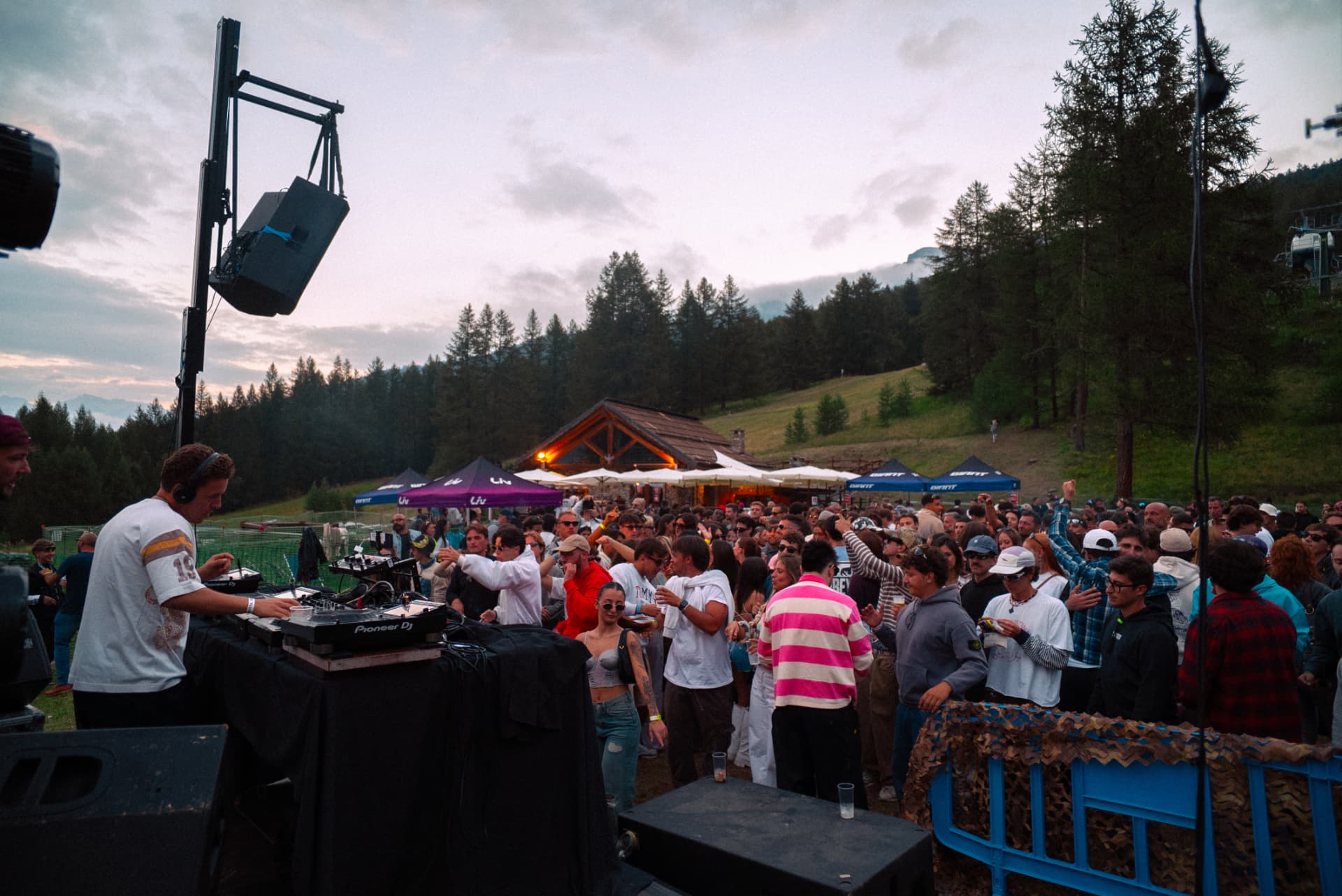 Peak Festival — DJ e pubblico al Chaberton Stage