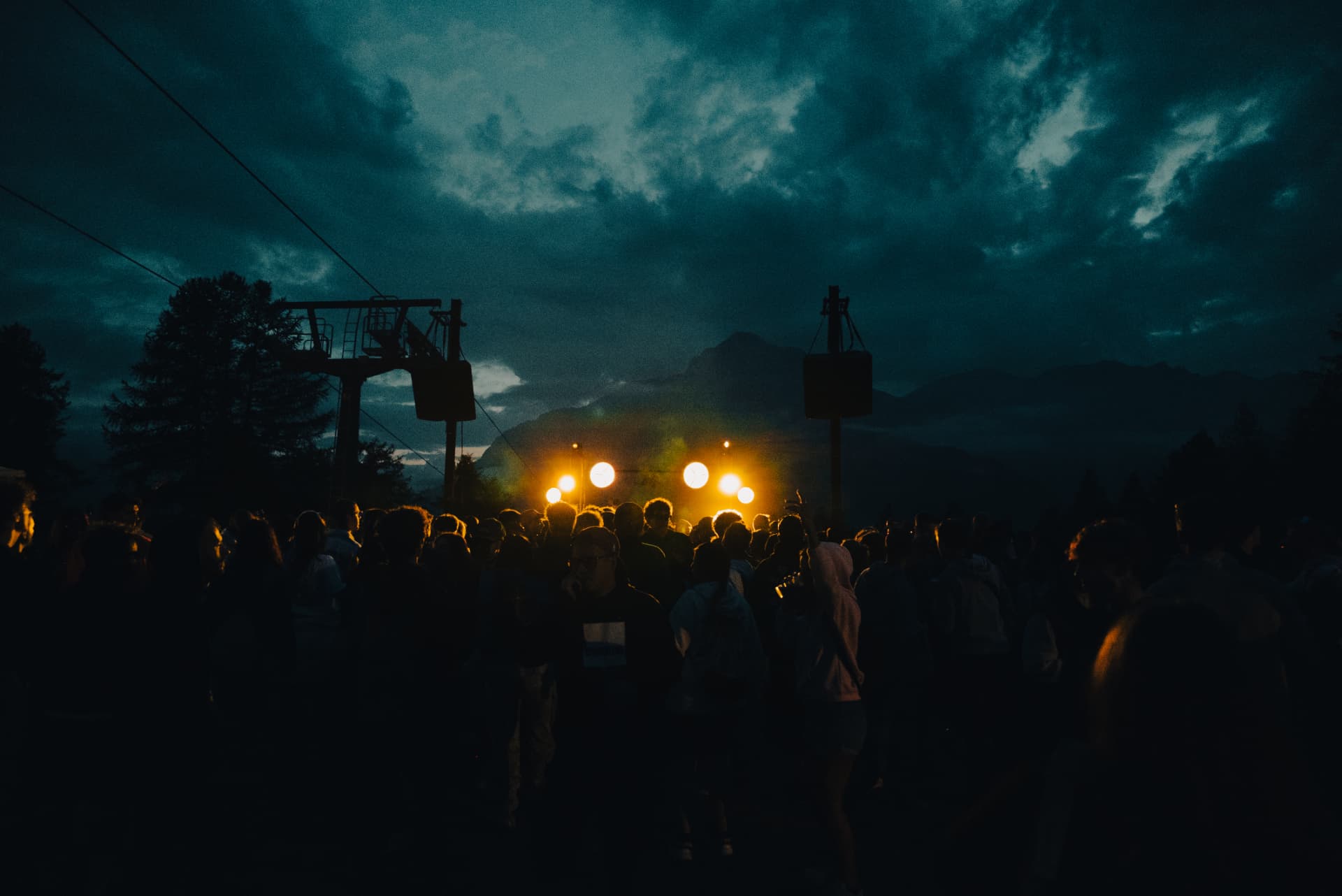 Peak Festival — luci al tramonto tra le montagne