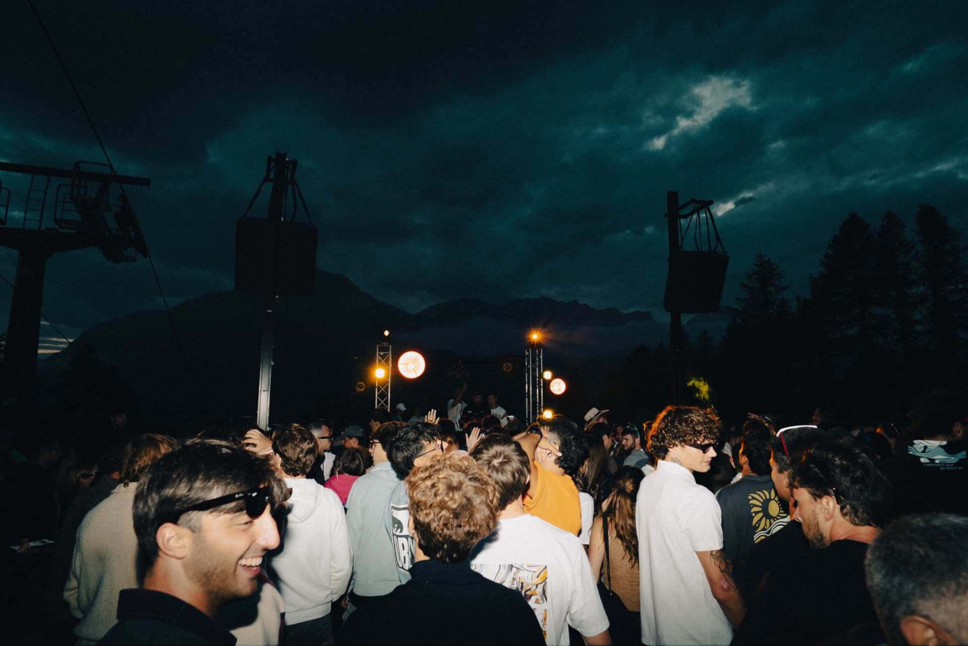 Peak Festival — folla davanti al palco, luci ambra